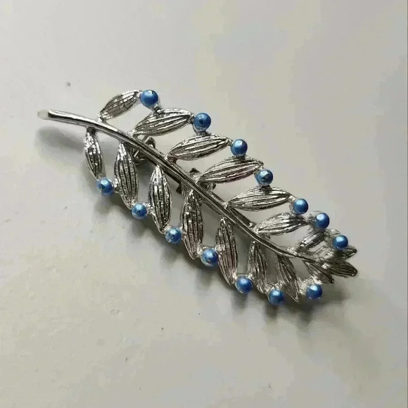 Vintage Gerrys Leaf Brooch - Picture 1 of 4